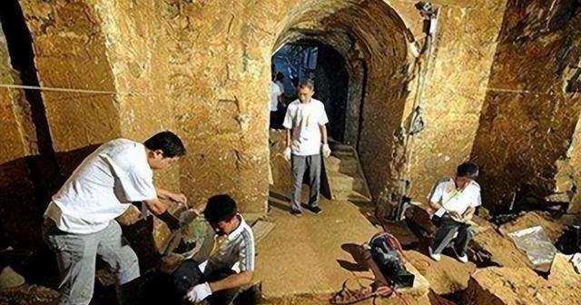 在黑暗的地下世界，人们真的会束手待毙吗？许多人想象殉葬仅是活人被推入地宫，封闭后