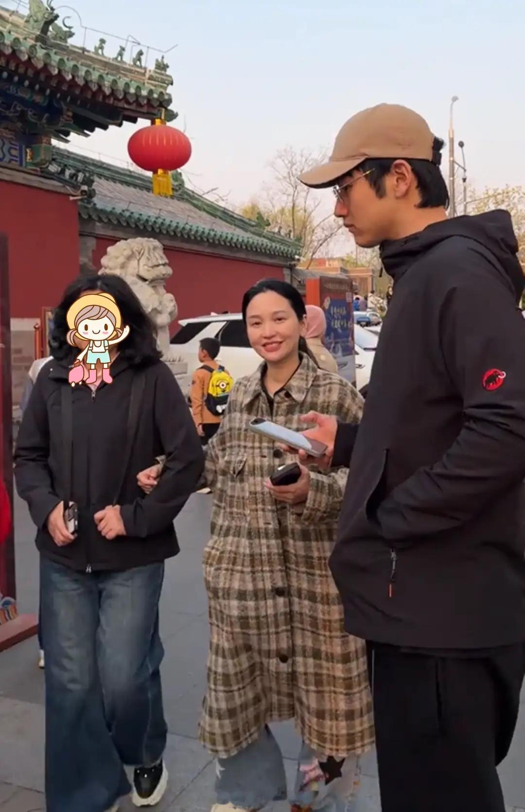 金莎带婆婆度假，主动挽她手臂把婆婆当亲妈一样亲近，孙妈好年轻！