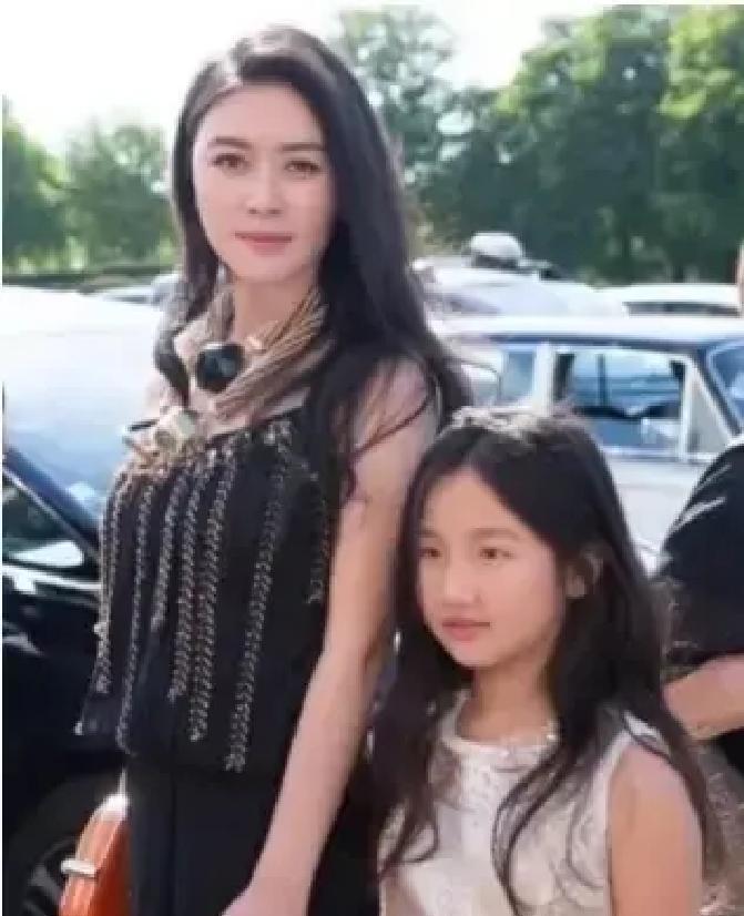 陆毅的老婆鲍蕾在接受采访时，对昔日同学田海蓉极尽讽刺：”她追了我老公四年，连撞墙
