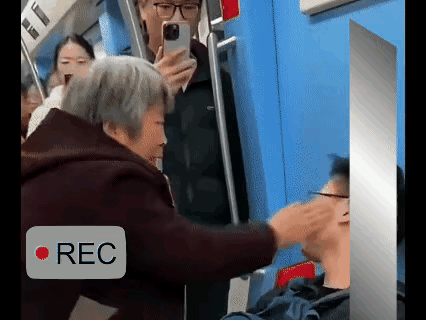 这老太太真是倚老卖老！就因为小伙子不给她让座，就对着小伙子猛扇耳光，惹得小伙子忍