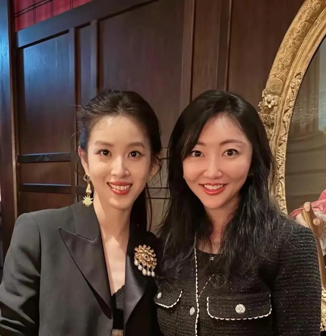 章泽天伦敦音乐节被偶遇！穿粉色上衣明眸皓齿，和女儿处成了闺蜜。身家百亿的章泽天