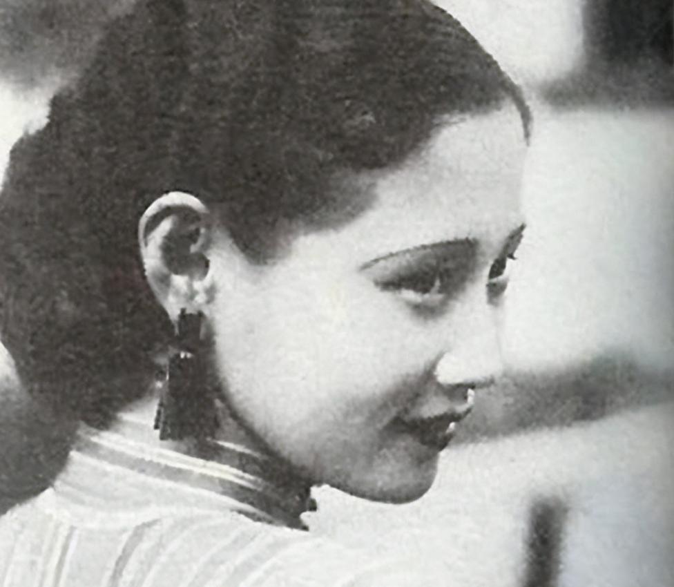 1958年，山东济南一家工厂的医务室里，漂亮女医生劳有花正在给工人看病。突然，几