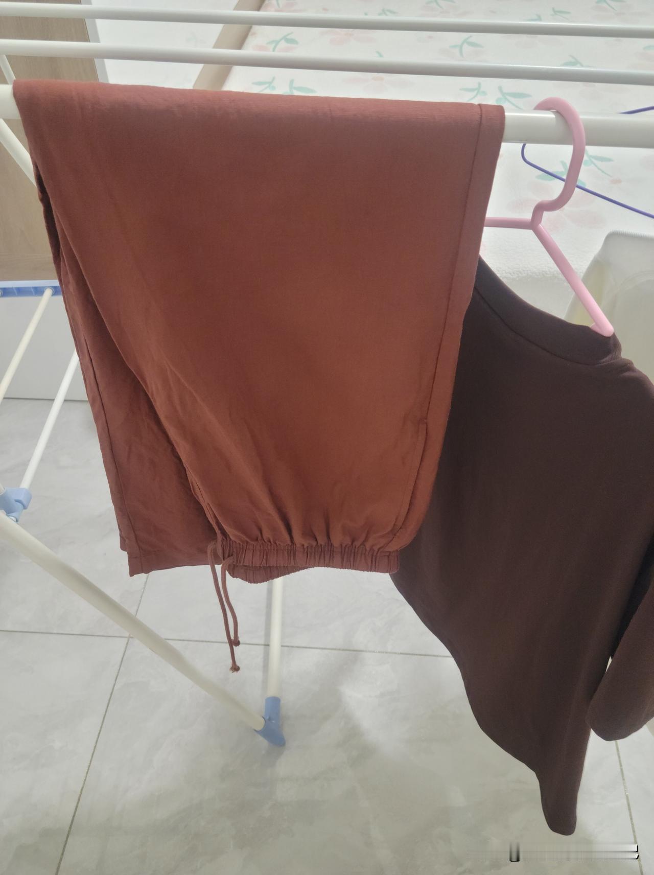 今晚我去万达溜达，本来是想去优衣库买几双袜子，没想到优衣库的亚麻裤和T恤质量很好