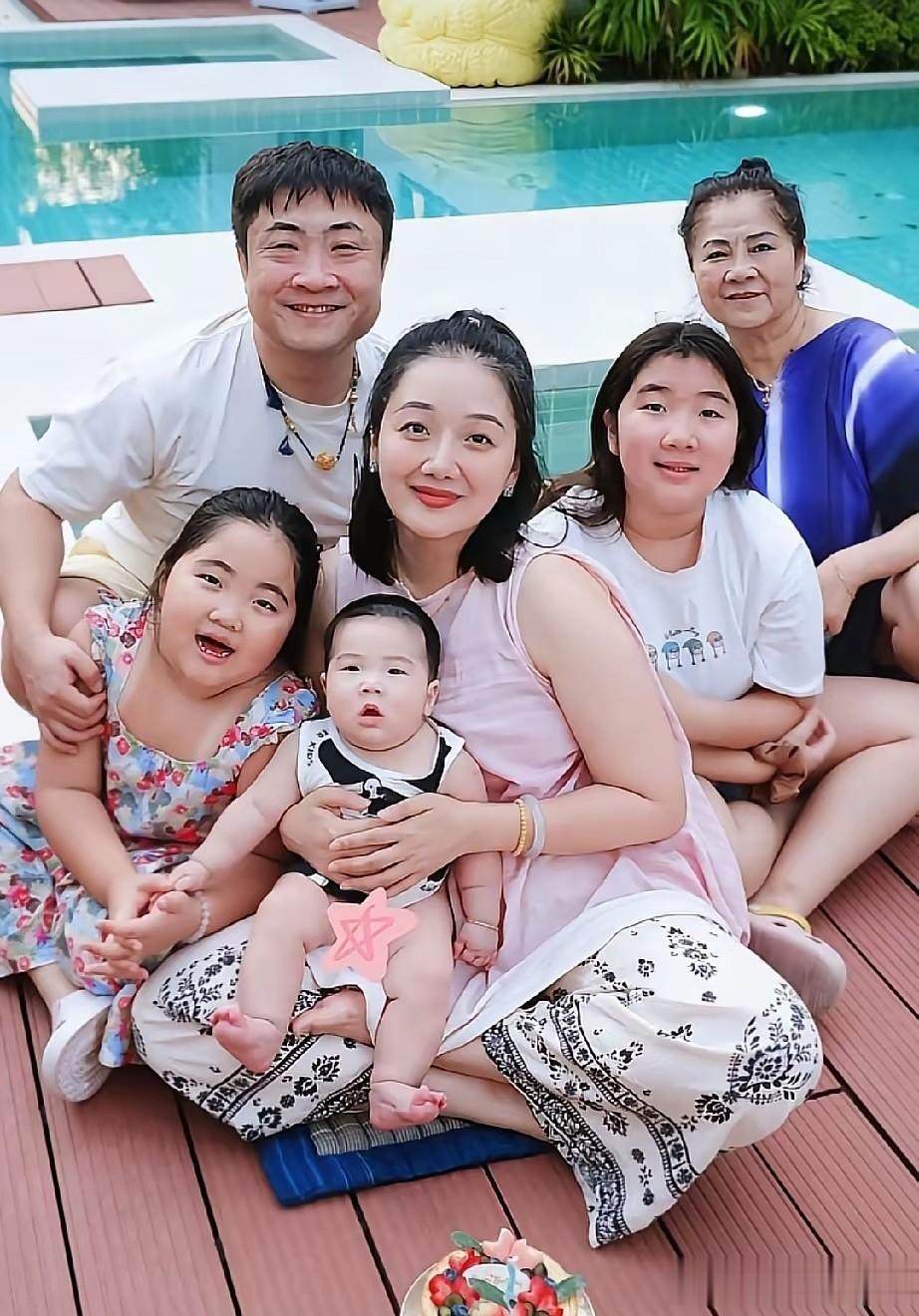 好尴尬啊，乔杉一家子怎么看都像是在共用一张脸，突然发现许多明星的媳妇好看是好看，