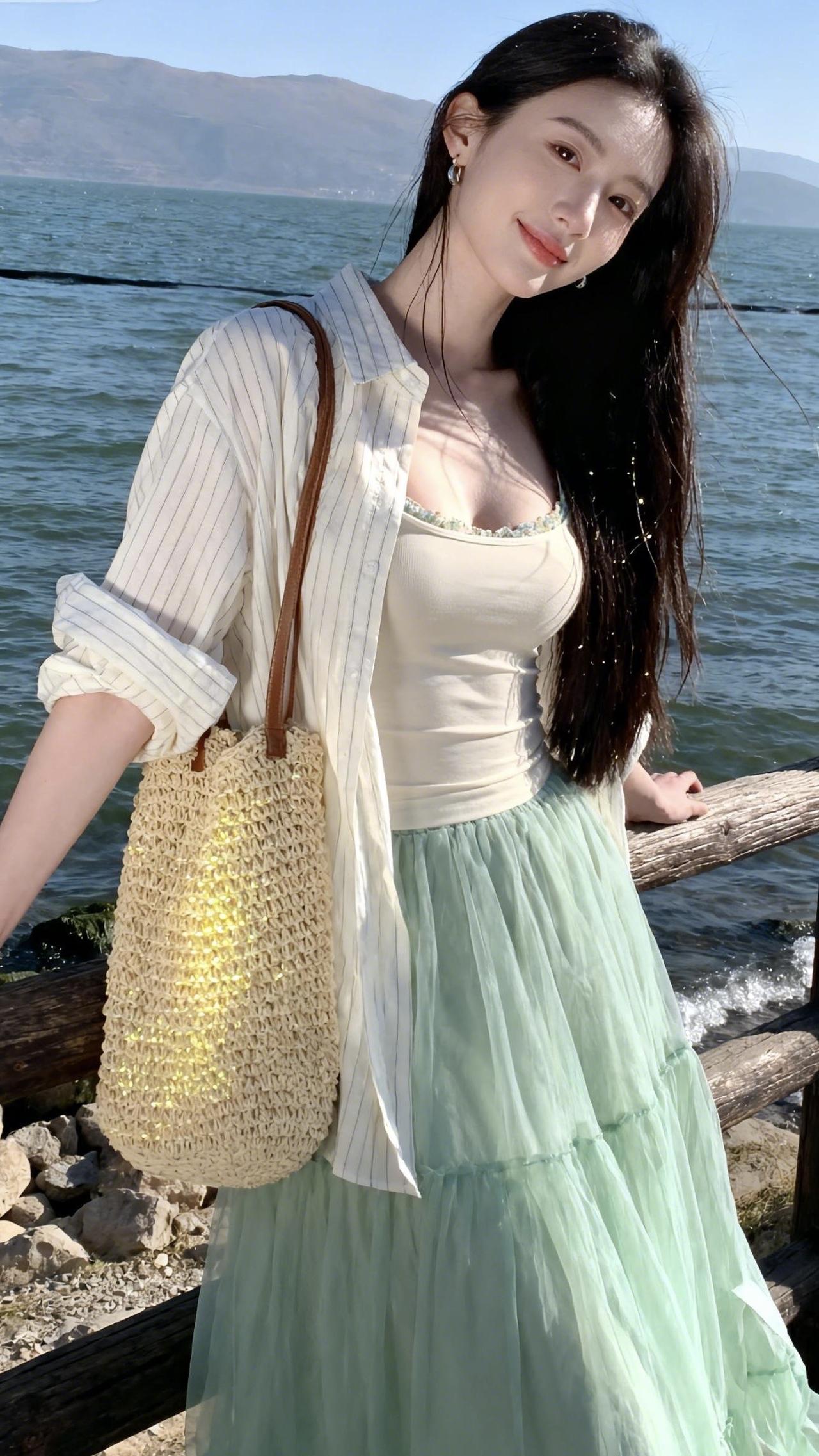 优雅自信穿搭分享夕阳下的海边漫步，轻盈的裙摆随风飘扬，享受宁静的美好时光。