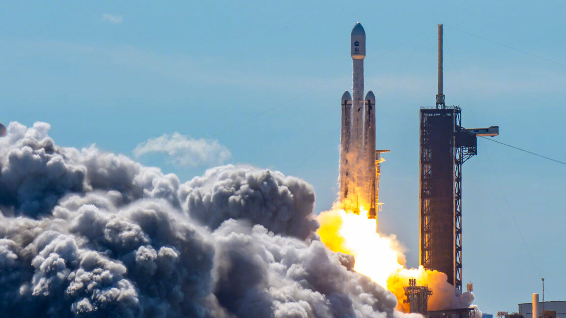 56亿美元，不够花了。上周五，美国太空军宣布，把一份卫星发射合同的金额上限从56