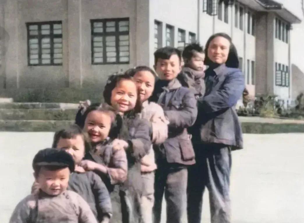 1956年，童年时期的任正非和家人的一张合影。任正非的父亲任木生，字摩逊，19