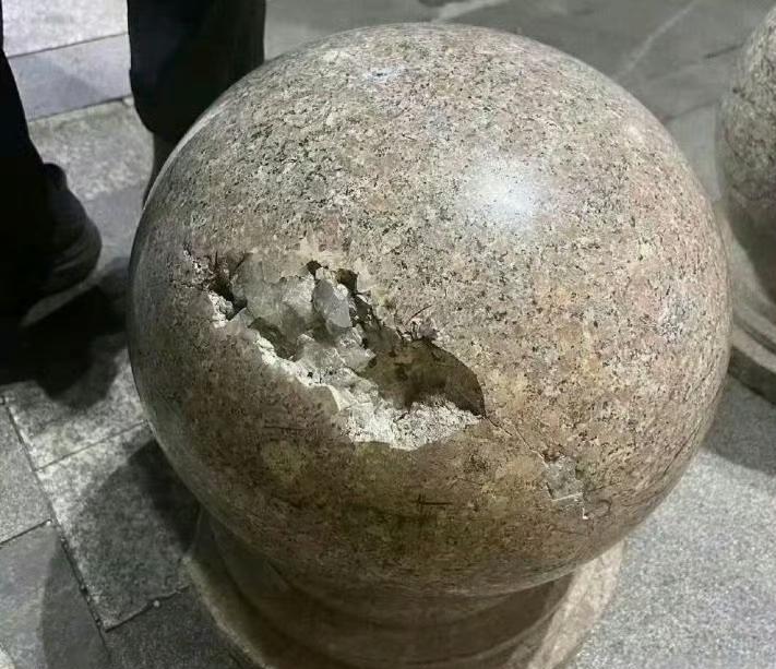 一直有个好奇心，圆嘟嘟的石墩子里面到底是什么做的？现在清楚了吧？[滑稽笑]