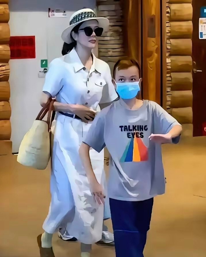 杨乐乐改变教育方式带孩子去多接触外面的世界了，儿子11岁个子不高，感觉他对陌生的