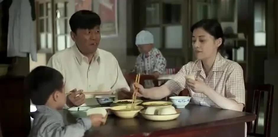 发现没有？电视剧《父母爱情》中，江德福家一周里面，几乎有五天还多都吃馒头，菜也是