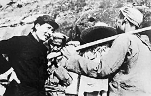 主席此役看似犯兵家大忌，却因独到判断反掌主动权，陈毅称唯有主席能如此！1947