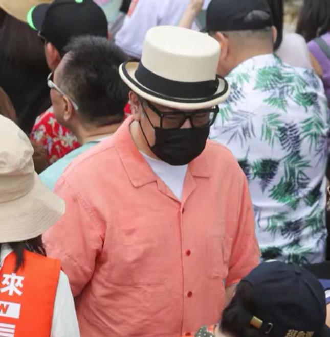 蔡康永的事情，中天的专家也分成了两派：一派是郭正亮，他认为蔡康永就是好奇，单