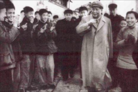 1953年，毛主席视察南京，餐桌上的闲聊突然转向一个出人意料的话题。他亲切地看向