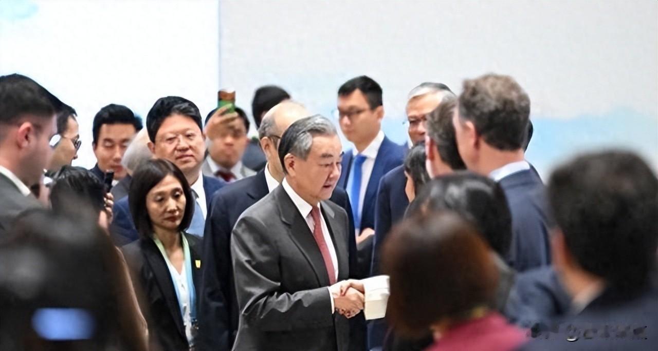 桌牌上四个字，全会场都安静了，没人敢改名字。2026年APEC“中国年”刚开场