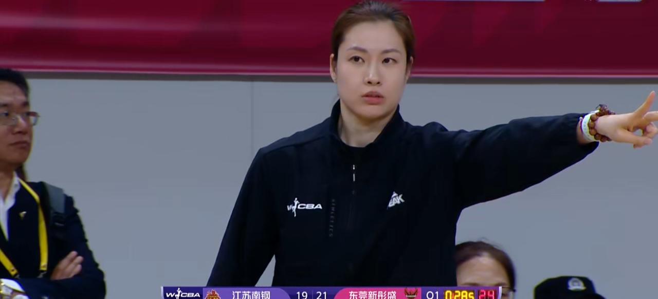 WCBA里江苏女篮真是颜值与实力并存啊！主教练陈晓佳，气质出众，退役后成为全职教