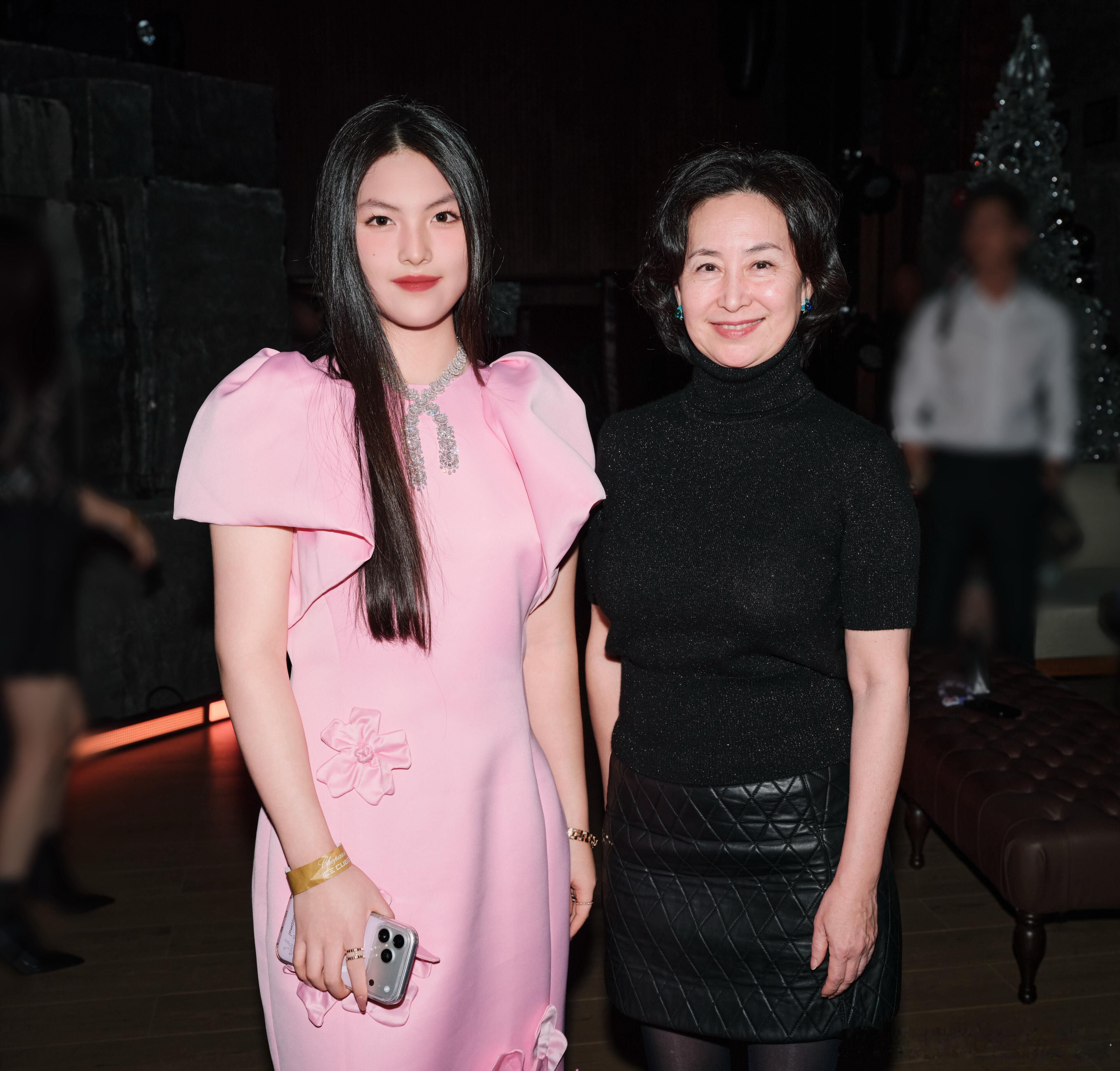 王诗龄何超琼同框王诗龄何超琼同框合影王诗龄好漂亮，与何超琼同框合影，都好有气场