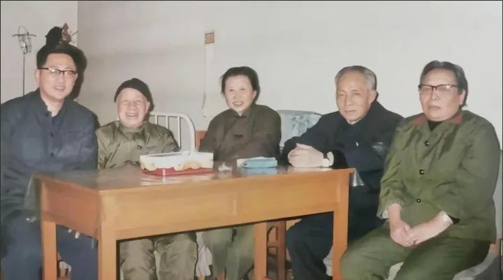 1981年，粟裕大将因脑溢血住进北京301医院。12月25日，时任湖北省委第一书