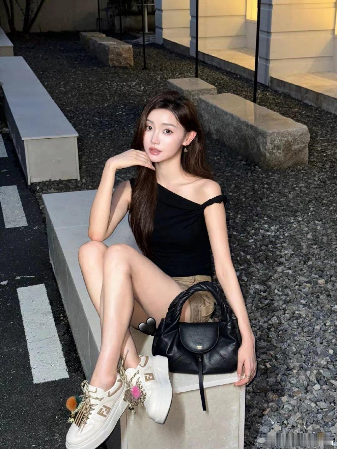 腾讯体育主持人金佳悦晒夏日辣妹照，穿露肩衣配包裙身材火辣好美​​​