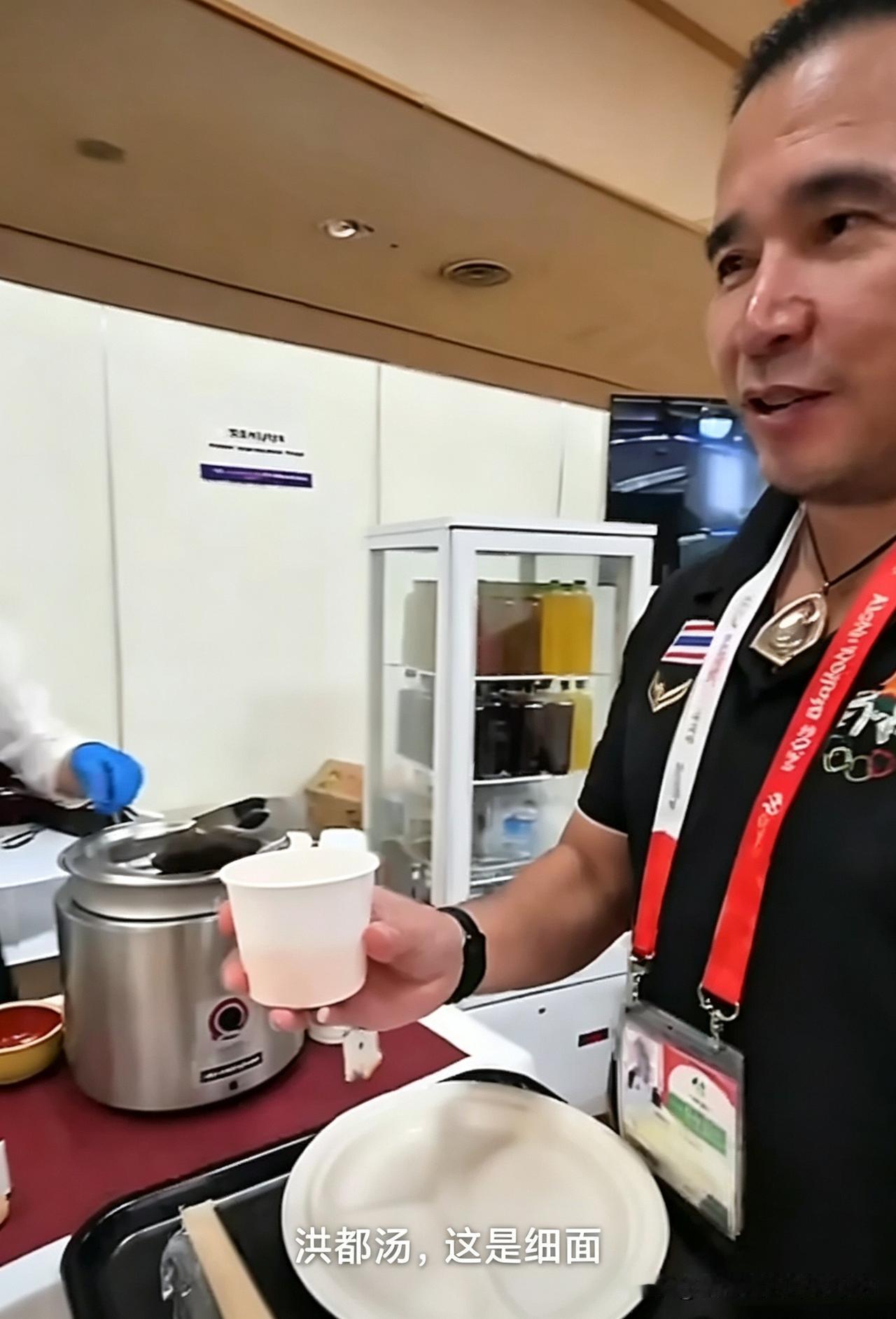 泰国教练吐槽名古屋亚运会上的自助餐吃不饱，不少人只能到外面去加餐。日本餐厅服务
