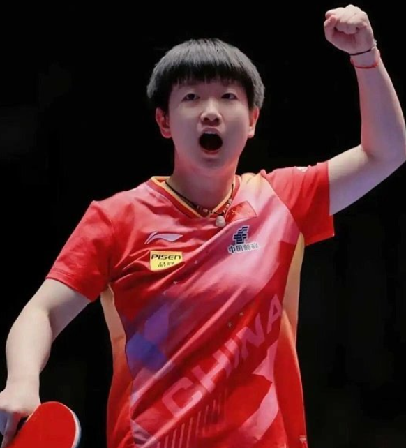 孙颖莎和队友的开心合影也太有感染力了吧！镜头前的她笑容明媚又治愈，弯弯的笑眼像盛