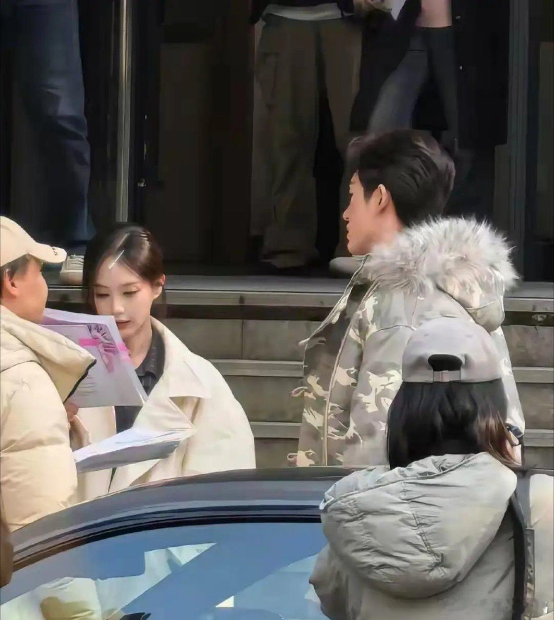 最近李一桐拍戏被路人偶遇，生图一放出来直接惊到大家，大冬天的户外，她穿着短裙配薄