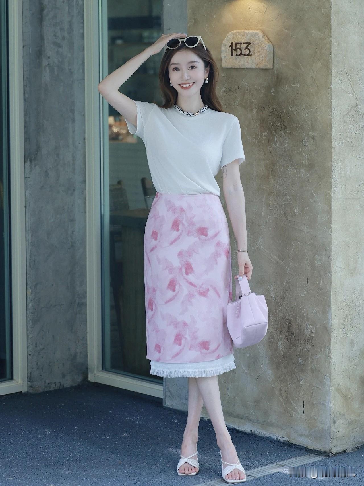 穿裙子拍照真不用太纠结，裙子一上身其实就赢了一半！我自己试过，动作越简单越出片，