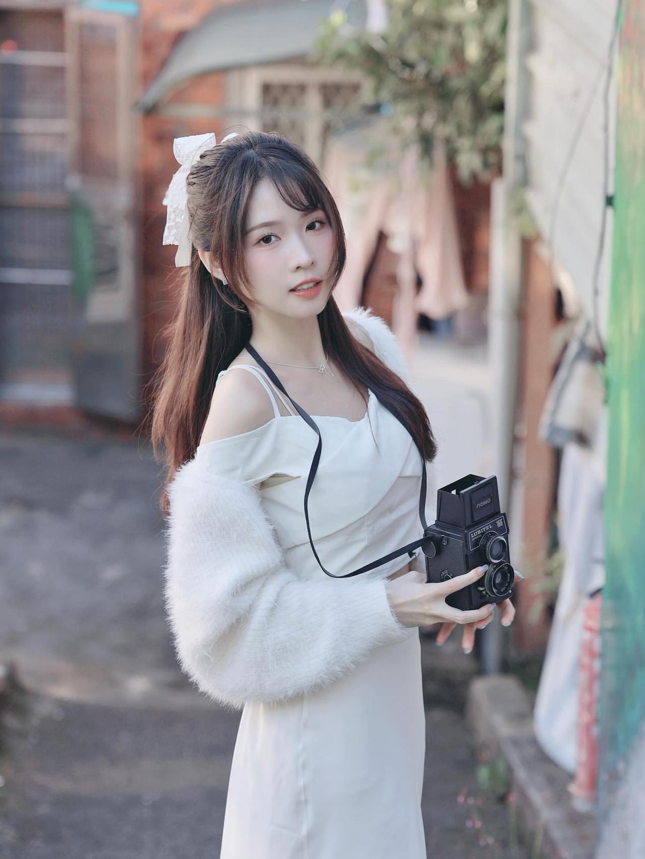 少女手持复古相机，漫步在街头巷尾，捕捉美好瞬间。街角里的美女街拍美少女写真