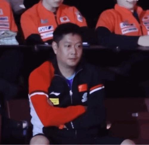 邱指你这是冲谁发脾气呢？你后面可是坐着日本女队，这暴脾气不能压压吗？这是在干嘛