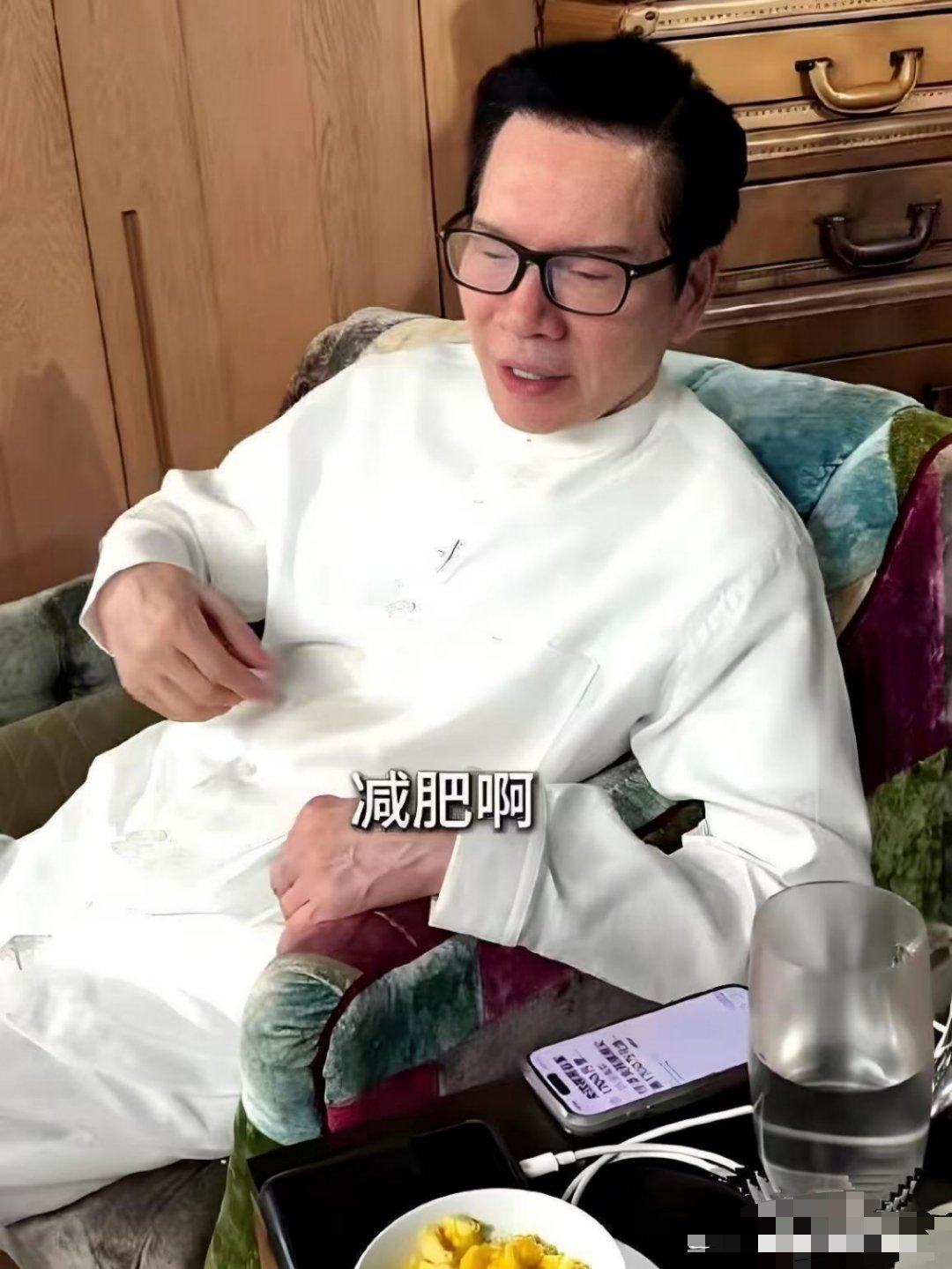 现在，香港顶级的富豪圈都在内卷续命。78岁向华强，晚餐只扒半碗玉米，米饭摆在面前