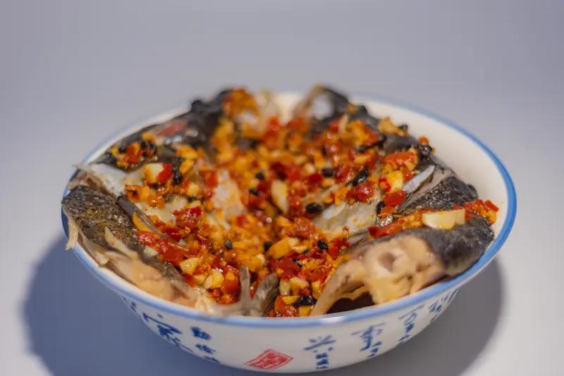 湘菜里好吃的菜可太多了，我心中Top1是剁椒鱼头。这道菜堪称湘菜顶流，鲜辣开胃、