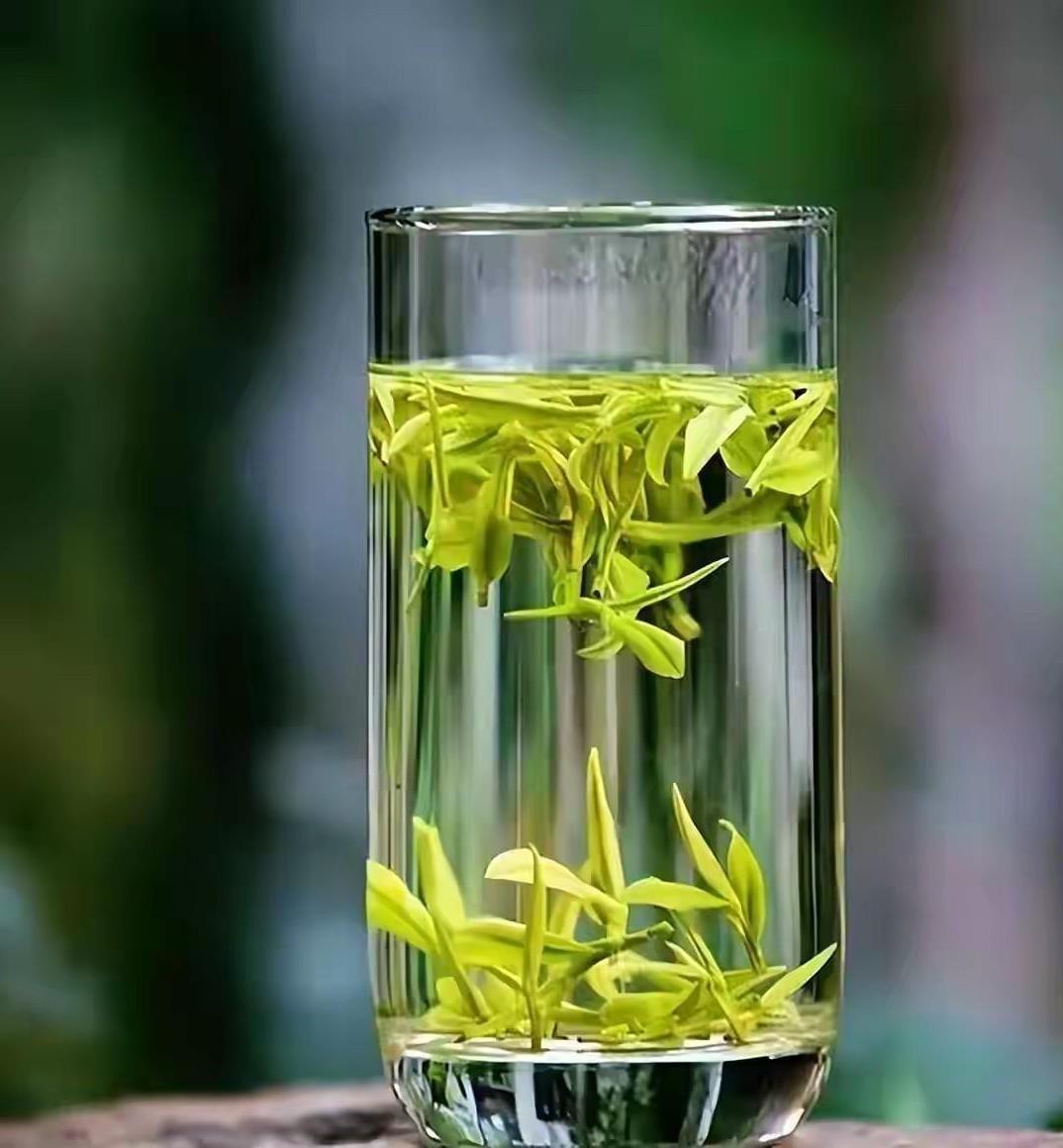 哥姐粉：哥拿的可是绿茶呦，谁喝绿茶？哥唯粉：有大病，就不能是哥拿错了队友的水吗