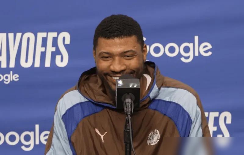 那个曾把詹姆斯防到窒息的男人，如今开口就是“史上最佳”。你以为这是客套？湖人更衣