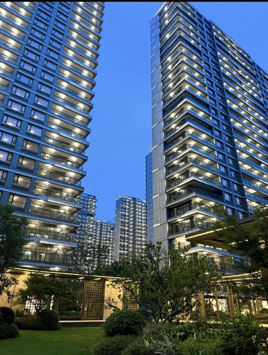 8月，广东房价最高的10个城市：1、深圳：69647元/㎡2、广州：372