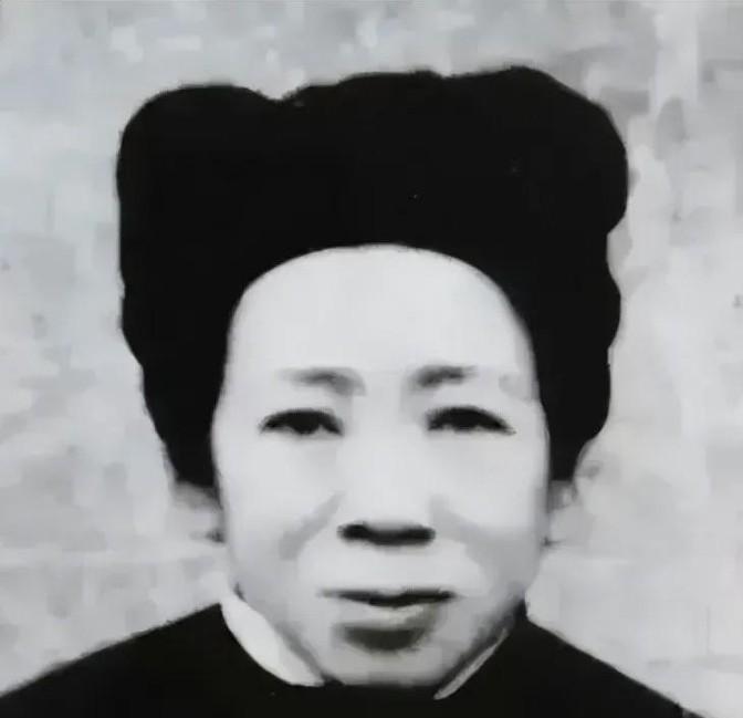 1988年，1河北农民正在田里耕种，村长气喘吁吁跑来：“快回家，你家来了位大人物