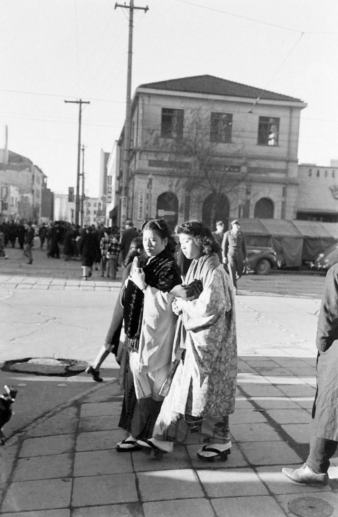1945年日本投降之后，看看街头的日本女人，衣着华丽、矫揉做作，哪里有战败国的自