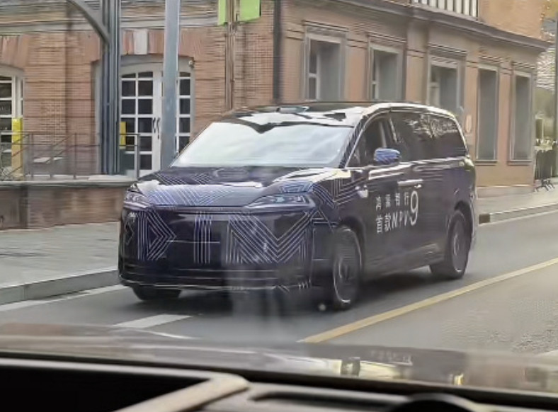 余承东官宣首款MPV命名为智界V9带着轻伪装，已经上街了说明智界V9新车不远了