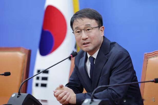 11日，韩炳道当选韩国共同民主党新任院内代表，接替因贪腐辞职的金炳基。他在当选后