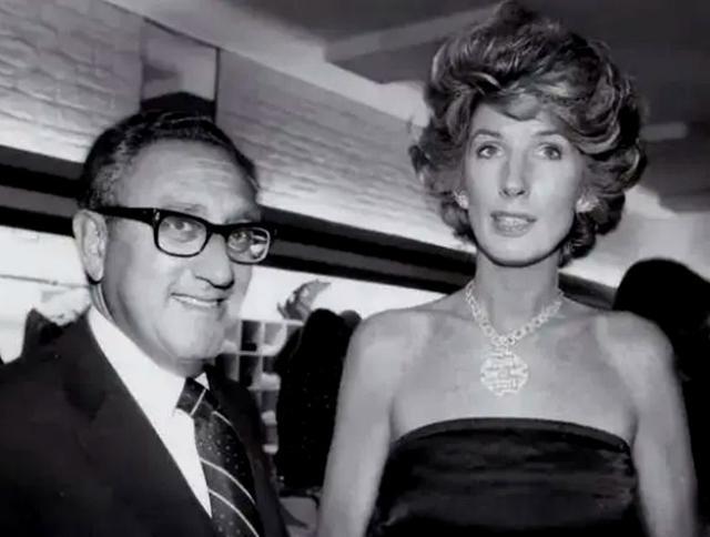 毛主席一句玩笑，压得美国人没脾气1975年秋天，基辛格带着新婚老婆南希来中国