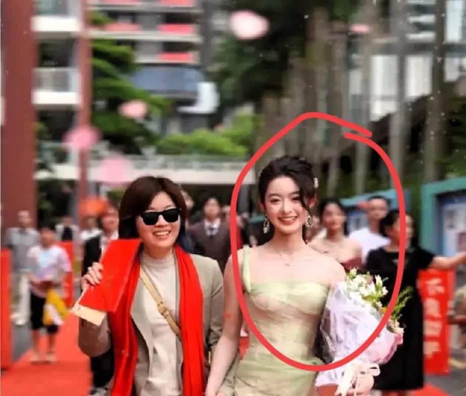 黄杨钿甜05后小花黄杨钿甜背后竟藏着这样的秘密！一直以为她名字是爸妈