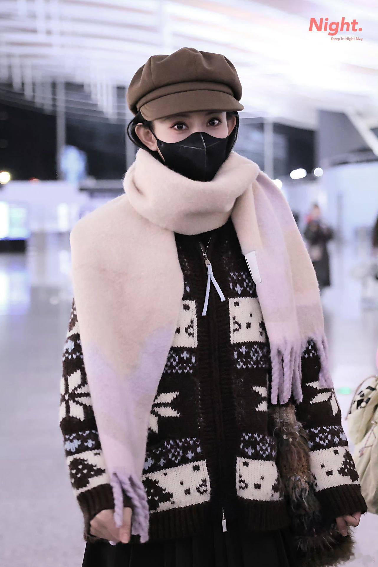 孟姐的海外人气太能打了！印尼机场被粉丝包围，亲切合影毫无架子，期待她在雅加达活动