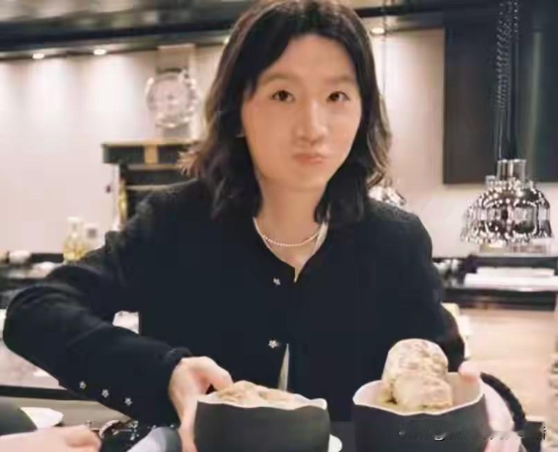 好利来的大公子，变成了一小姑娘，长得跟周冬雨非常像[笑着哭][笑着哭]看来发型真的