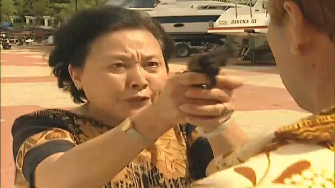 77岁的中国岳父岳母，在街头轮番开枪，女婿当场中枪身亡，死者生前还在《纽约时报》