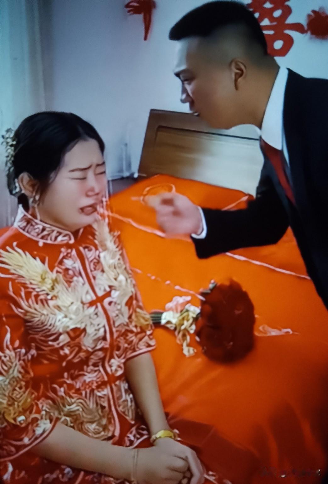 婚姻dian堂之殇：彩礼迷雾笼罩下的信任崩塌与伦理困境婚礼那天，变了天，新郎