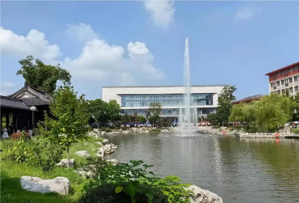 今天和亲戚聊天，得知她家女儿，一个民办本科院校的大学老师，带的是管理学，因为经常