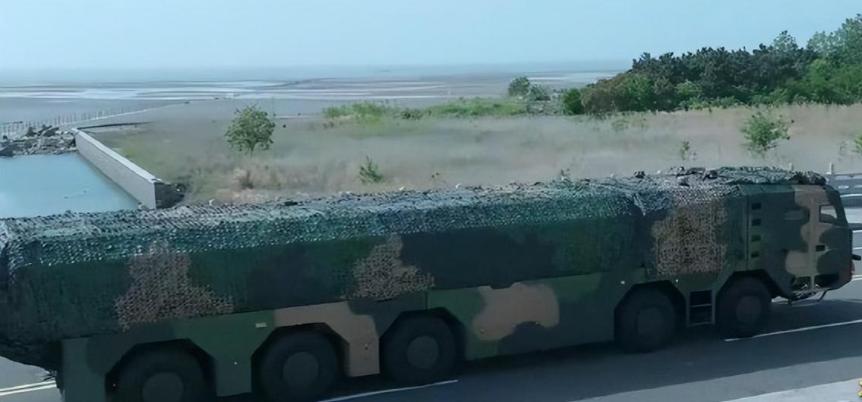 中国突然亮出“决战大杀器”！美国岛链基地，全在射程内。7月中旬，一段来自中国