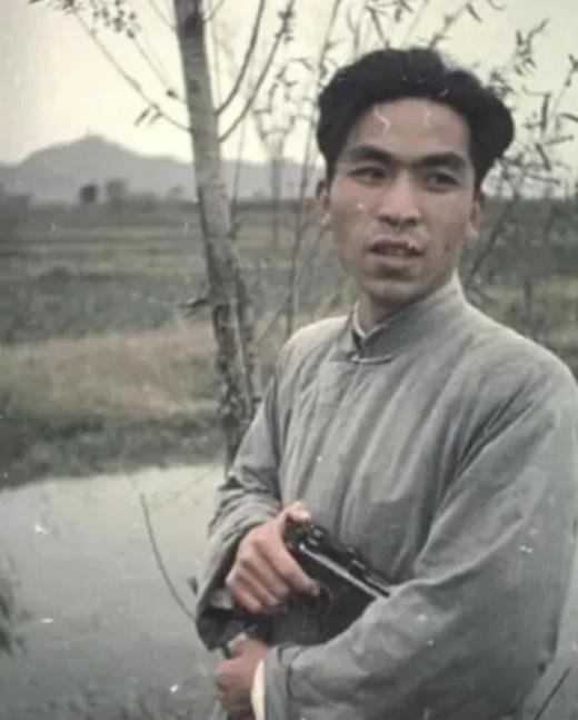 1946年秋，地下党员被处决前婉拒房东送的断头饭："我吃不下。"房东弯腰轻声说：