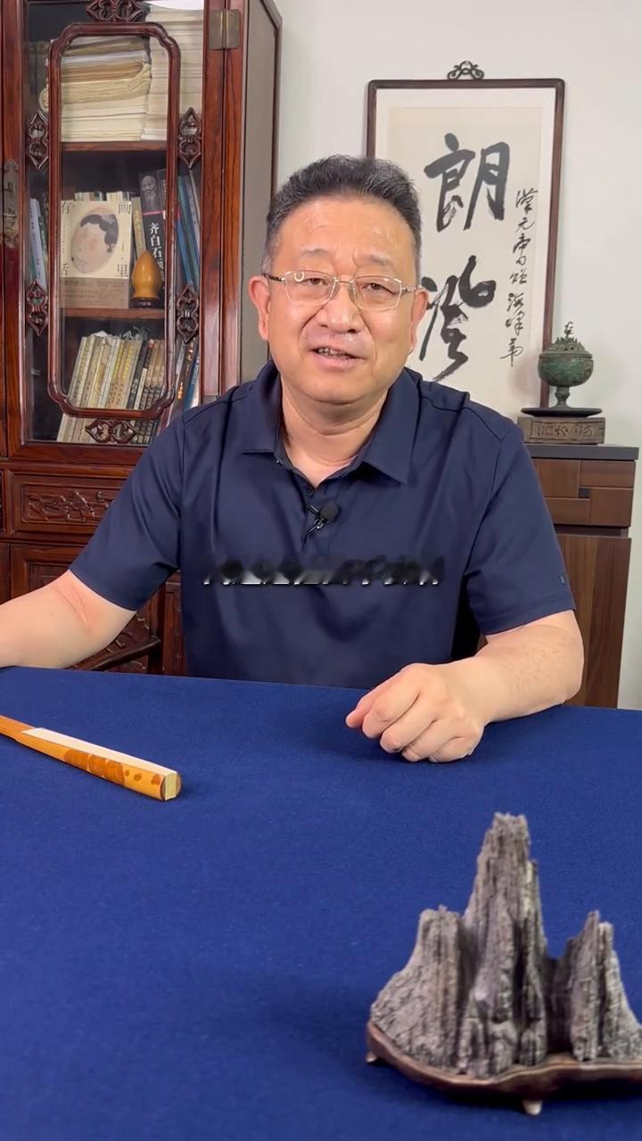 吴兴赋。四十九岁的吴孟赋独坐在书房里，铺开一卷卷馍馍提笔，他要抄写一篇二十多年