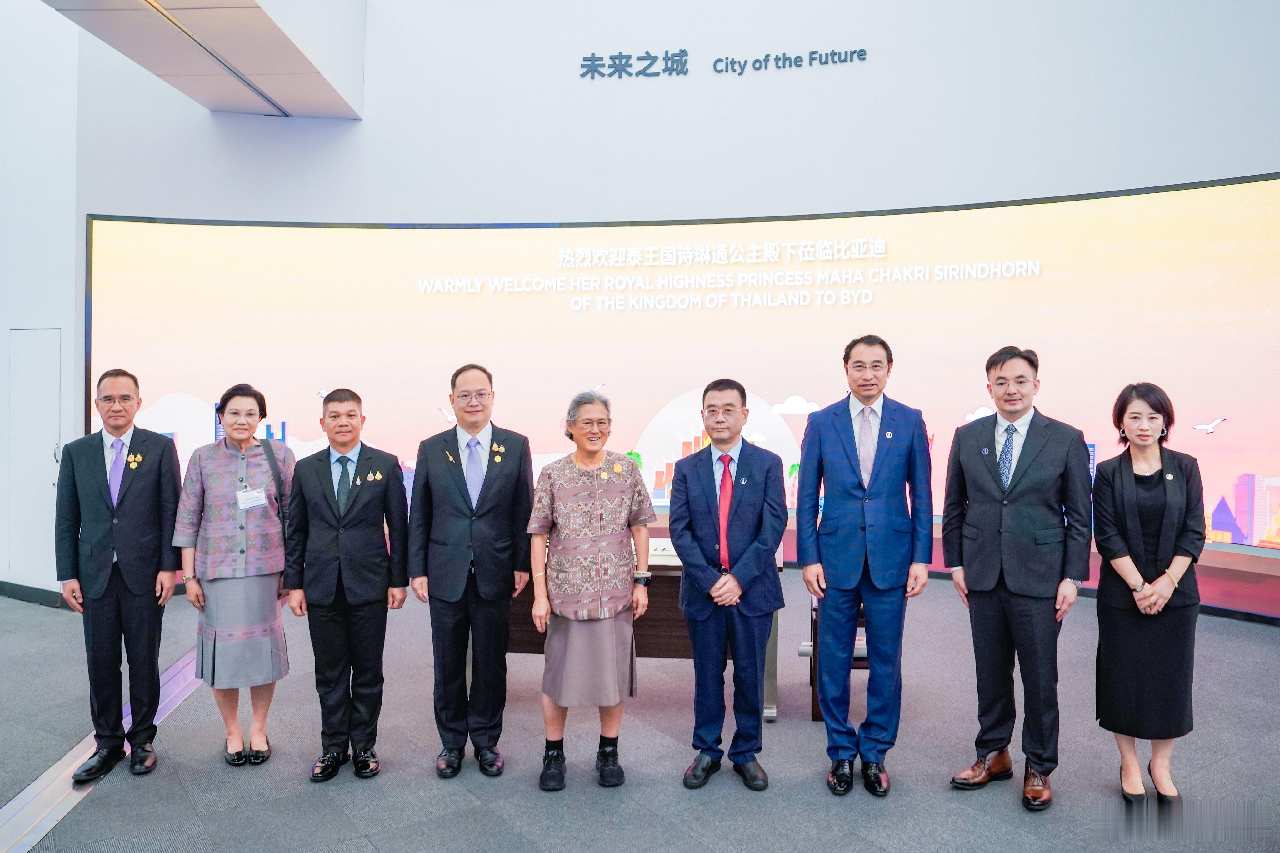 泰国王室🇹🇭7月15日，诗琳通公主在深圳考察比亚迪总部。世界各国王室[超话