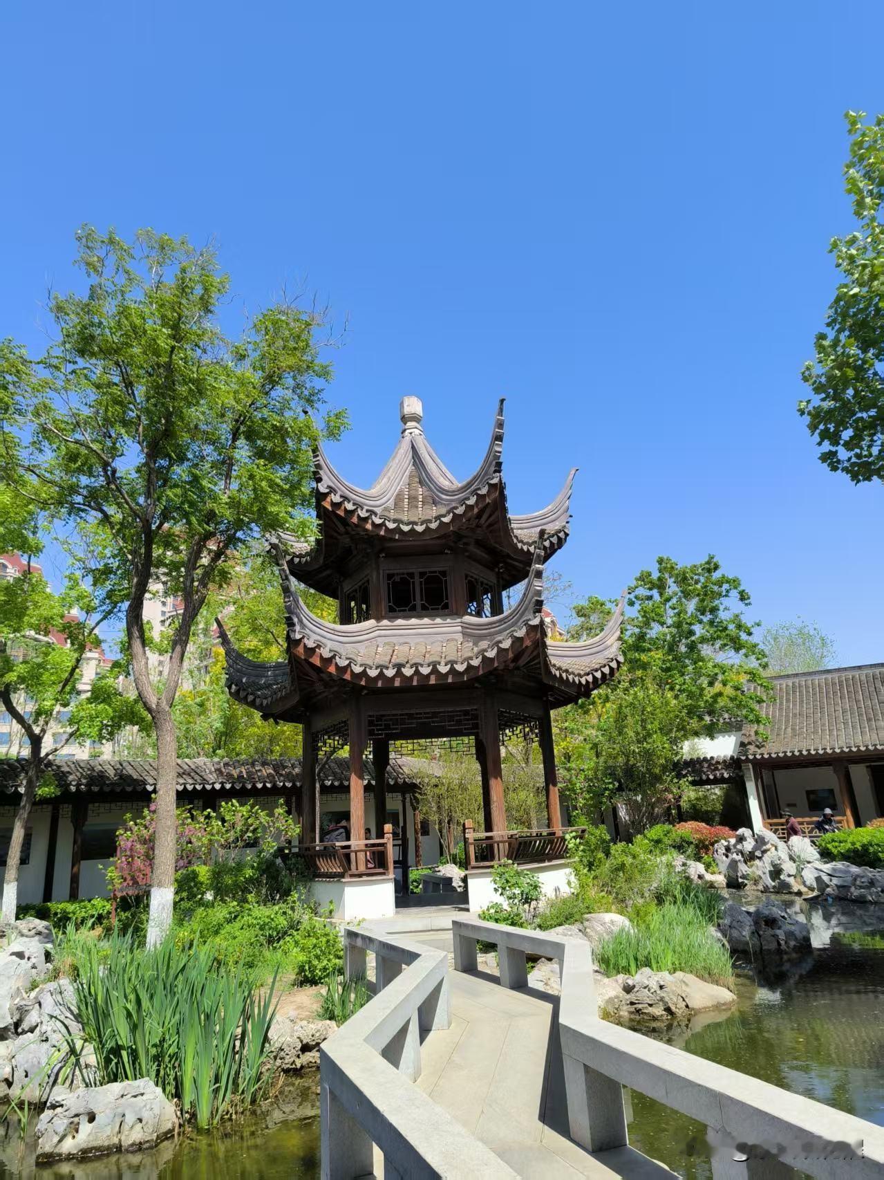 问津园，一座复刻江南风情的古典式园林。这是第二次来遛问津园，公园虽然不大，风景