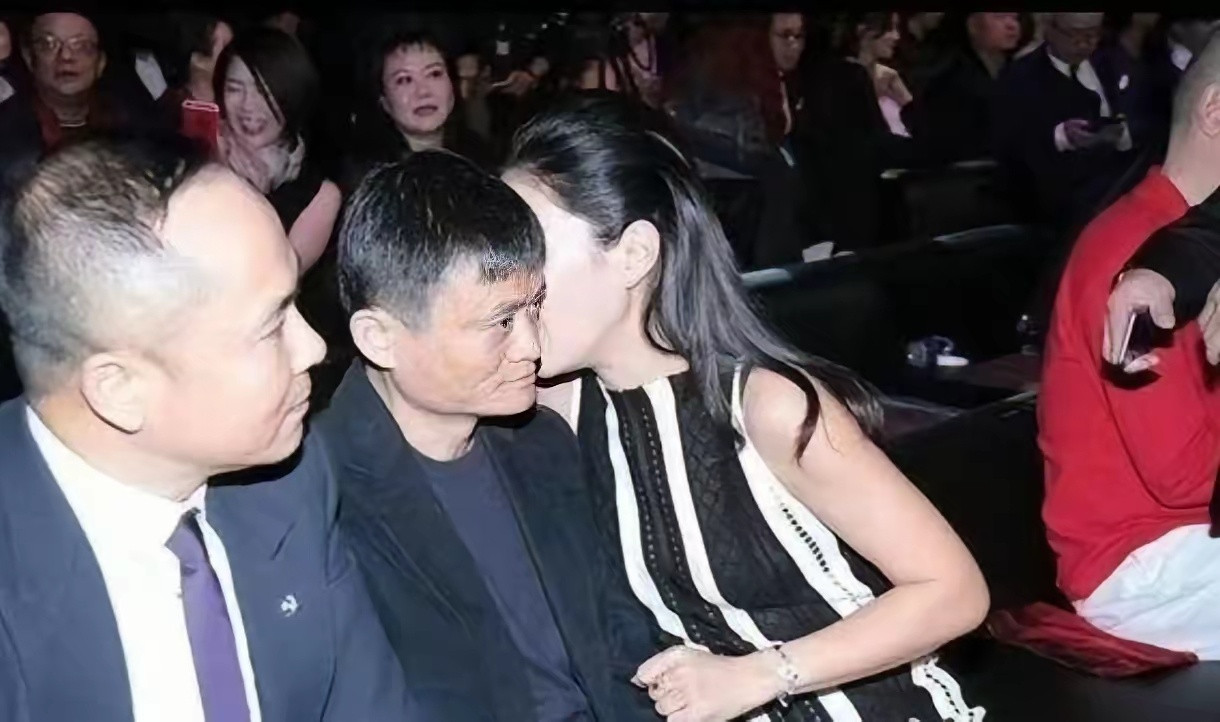 有时候觉得马云是交错友了。比如马云竟然跟许家印来往搞足球。如果马云用自己的互联网